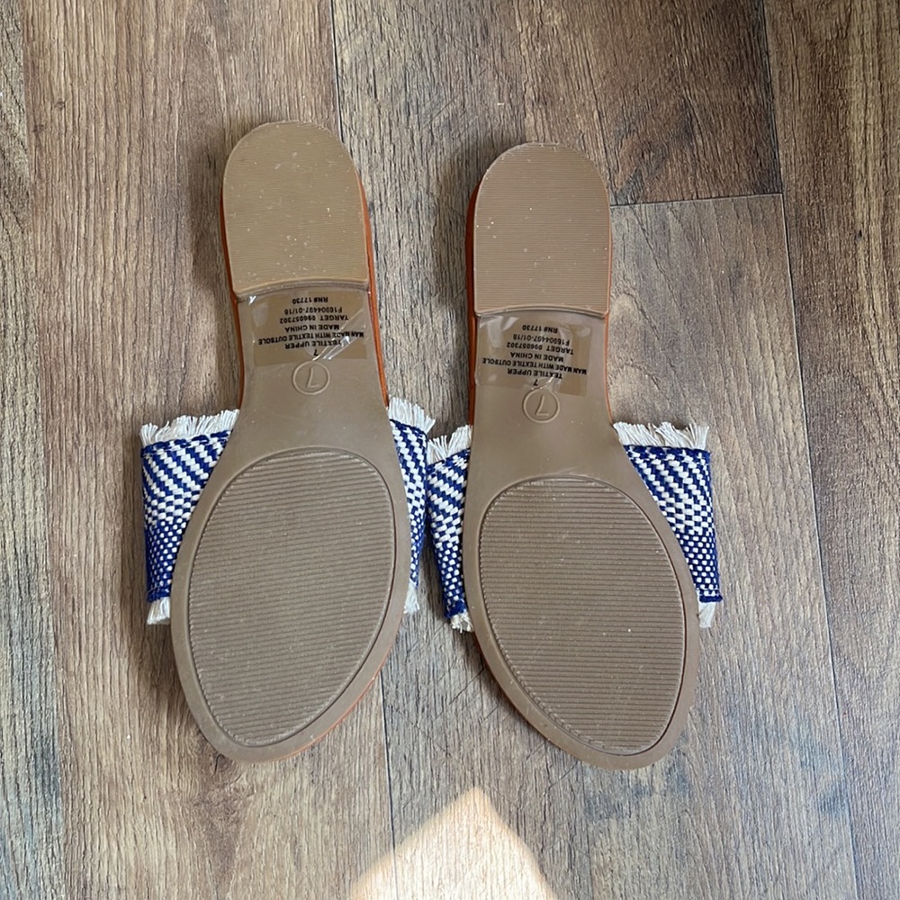 Universal Thread Sandals - Picture 2 of 2